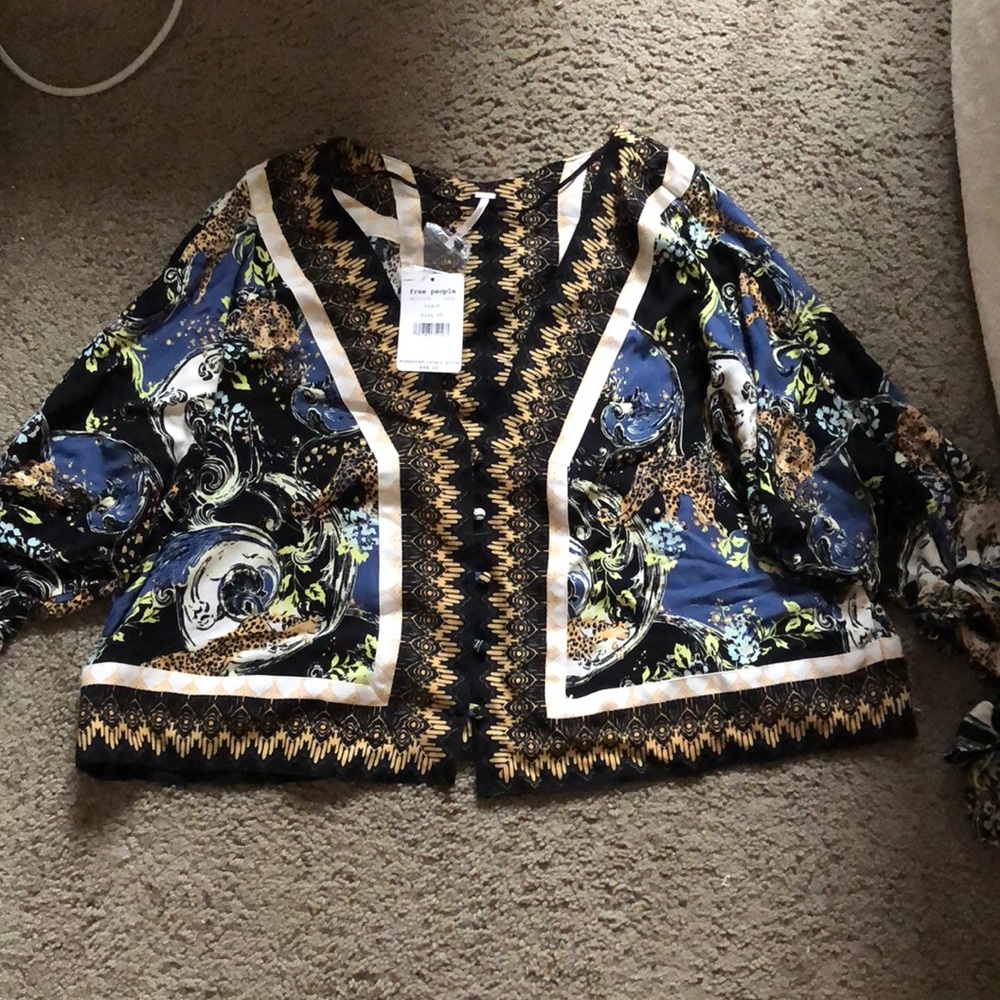 Cropped Black button down patterned blouse
